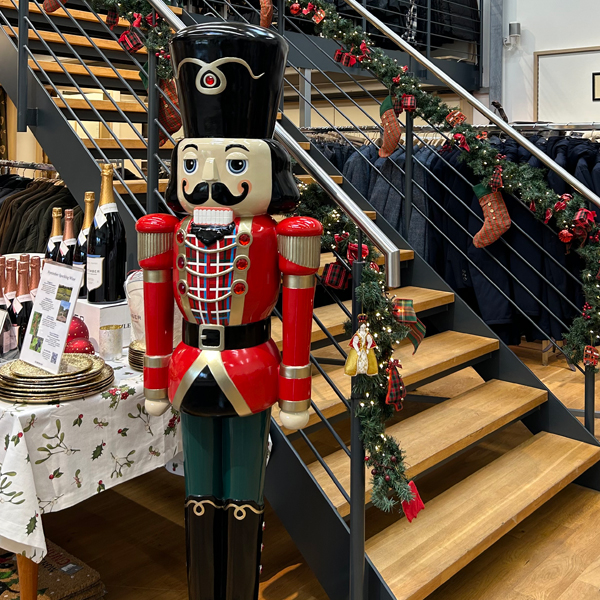 Das Ladengeschft ist wieder festlich dekoriert.