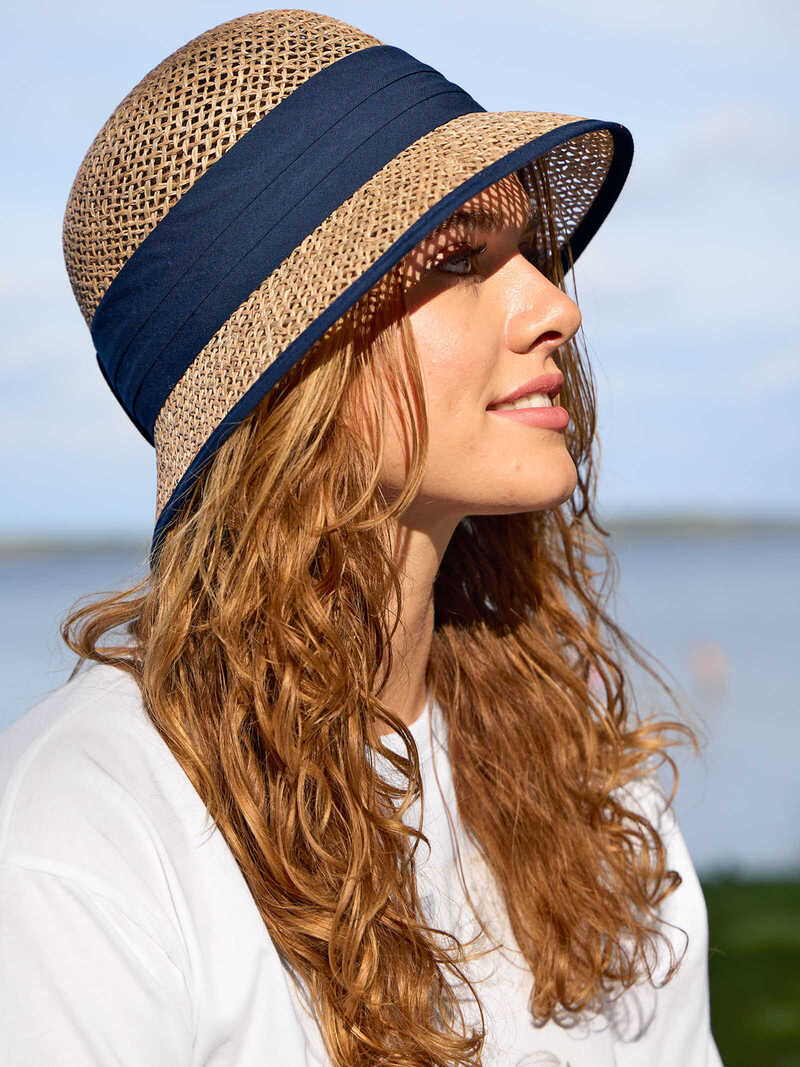 Produktbild zu Glockenhut aus Seegras mit breitem Hutband