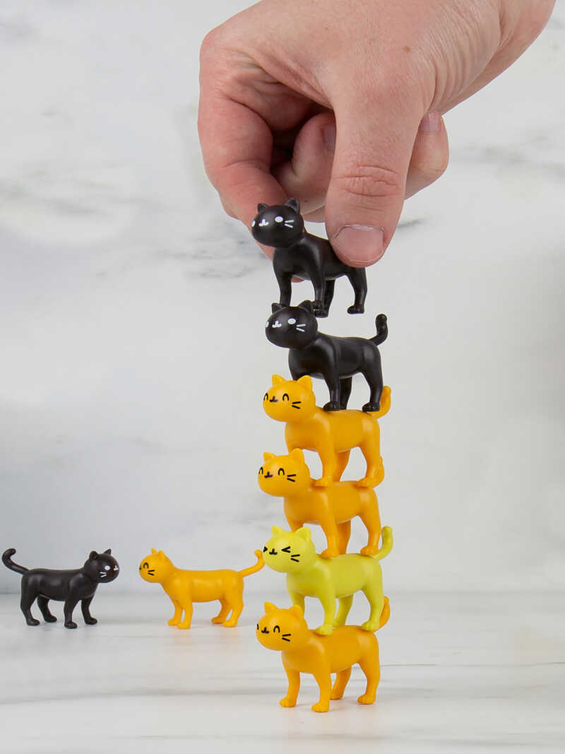Stapelspiel mit kleinen Katzenfiguren