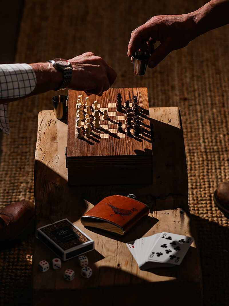 Alternatives Bild 2 zu Spiele-Box mit Schach- und Kartenspiel