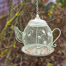 Vogelfutterspender in Teekannenform