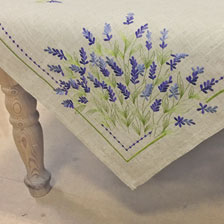 Mittelgroße Tischdecke mit Lavendel-Stickerei