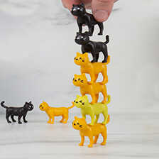 Stapelspiel mit kleinen Katzenfiguren
