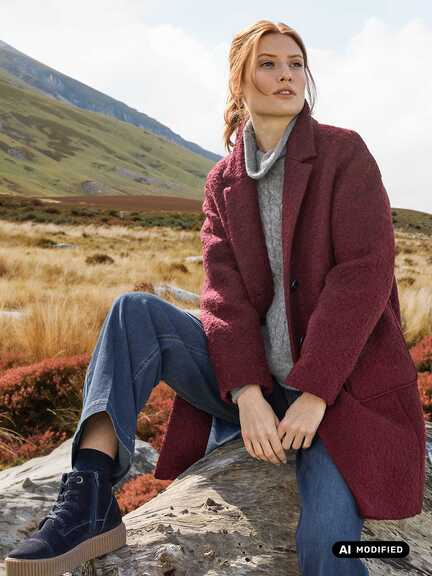 Roter Wollmantel in Boucle-Optik